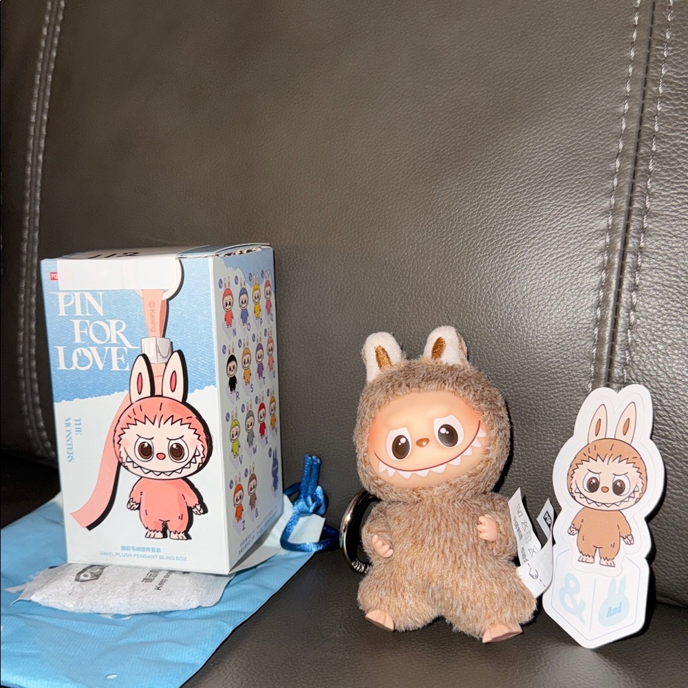 Pop Mart Pin for Love 📌 ❤️ "&" - Picture 2 of 4